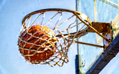 篮球架特写，篮球精准入网瞬间